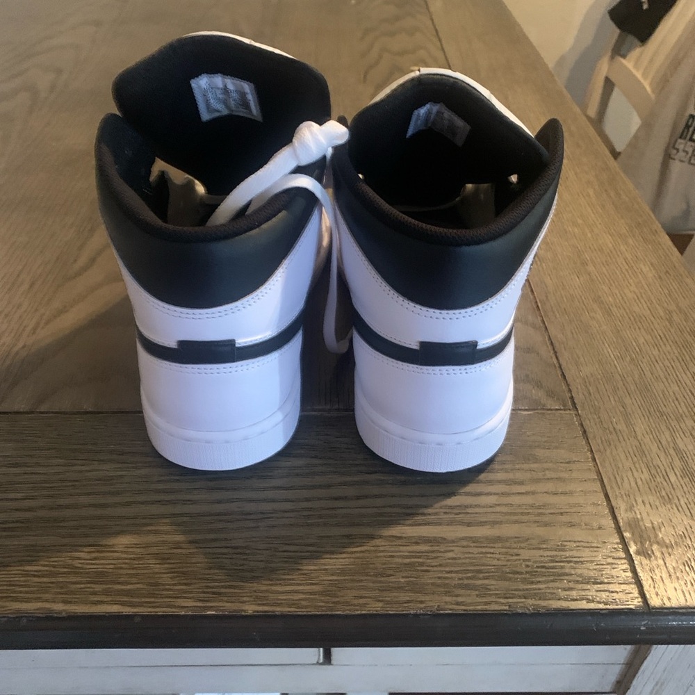 Jordan White and Black Classic Low-Top Sneakers - Picture 4 of 11